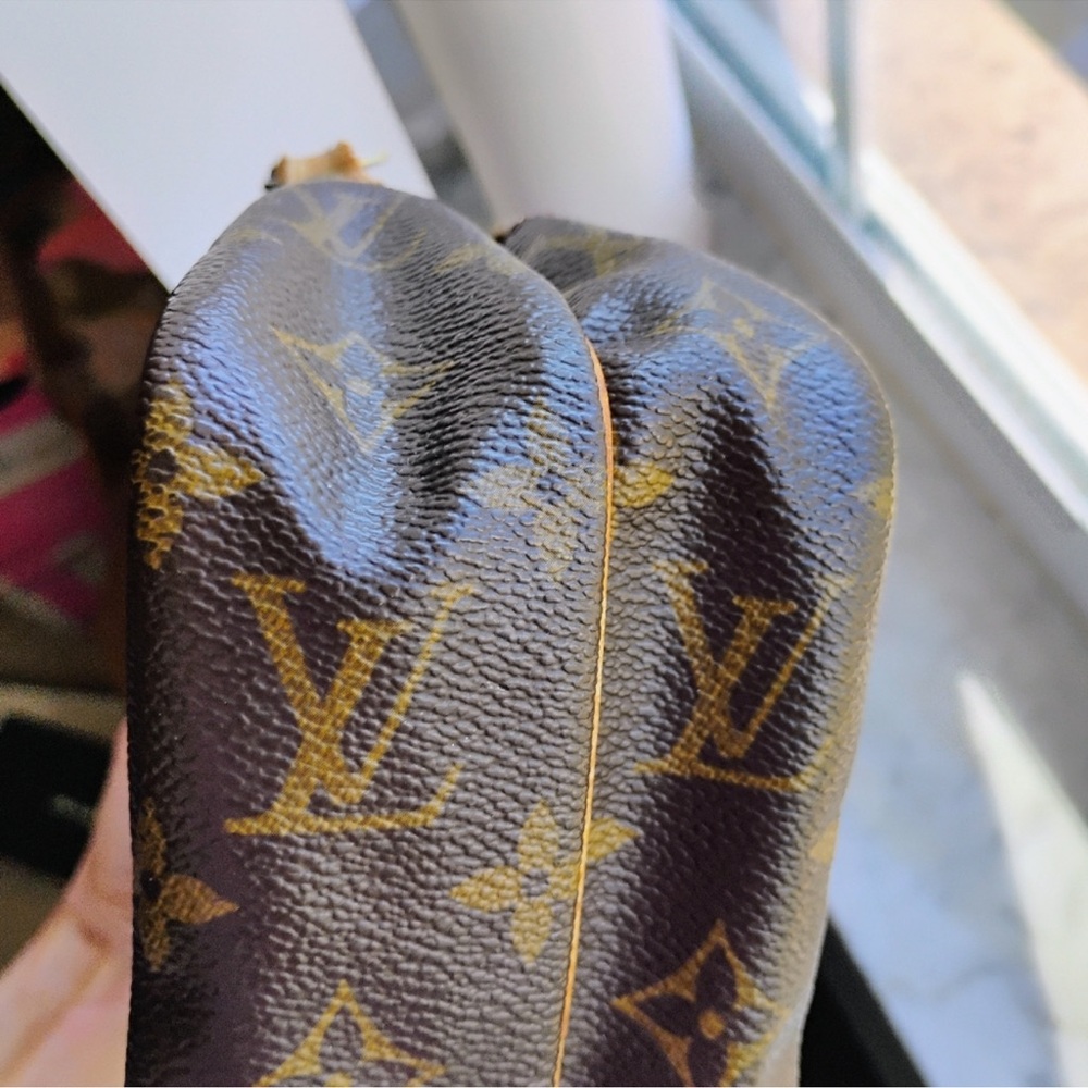 Louis Vuitton Amazone Monogram crossbody bag featuring the iconic brown canvas - Picture 6 of 12